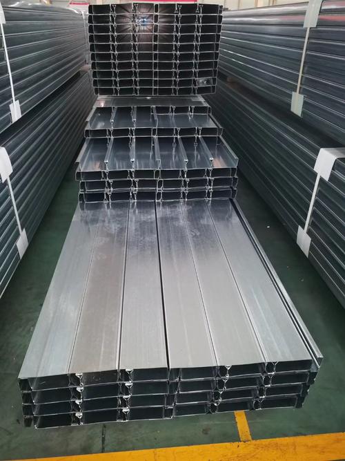 沉降不均匀,随着一些混凝土构件和内外墙沿建筑物高度方向出现裂缝